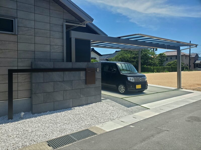 梁を飛ばしたカーポートを意識した門柱